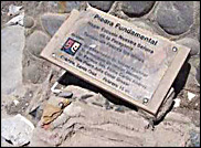 La placa que recuerda la inauguracin fue arrancada por los vndalos