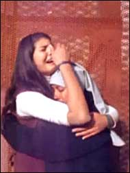 BETTY llorando abrazada a la hermana MARIA PATRICIA