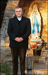 Ruega por nosotros, pecadoresEl sacerdote despus de rezar ante la Virgen de Lourdes: Quiero que se sepa la verdad, para limpiar mi honor.