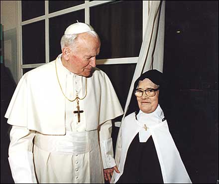 Juan Pablo II en el 2000 junto a Sor Luca.Le revel que el eje del Tercer Secreto era laPersecucin a la Iglesia, martirizando a sus Ministros,por que no: acusndolos falsamente como en los antiguos tiempos.