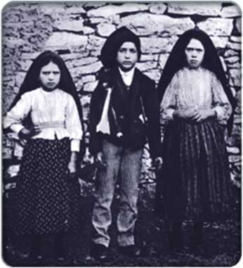 De izquierda a derecha:
Francisco, Jacinta y Luca
Pastorcitos de Ftima.
No imaginaban para que los iba a usar el Grupo Clarn
