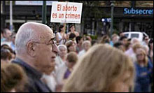 2007: Monseor Brdice marcha contra el aborto. 2008: la venganza